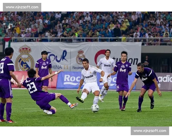 皇马对阵天津泰达引发中西足球碰撞的焦点之战备受关注的国际热身赛舞台